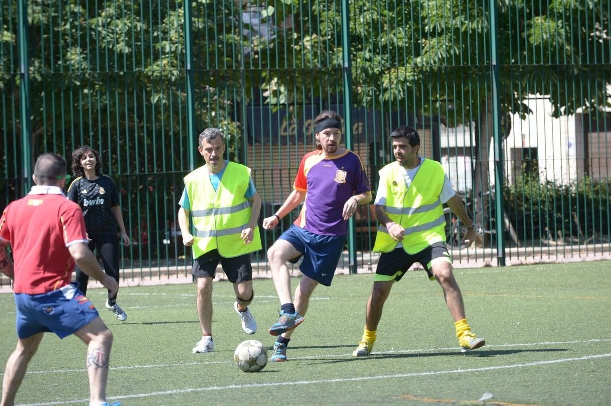 Iglesias juega al fútbol con una camiseta de la selección española en versión republicana