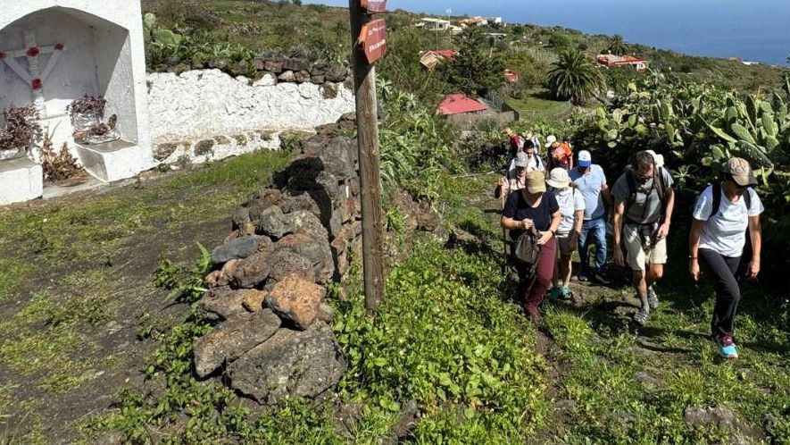 El Ayuntamiento de Villa de Mazo apoya un recorrido senderista por caminos tradicionales para reconocer su conservación