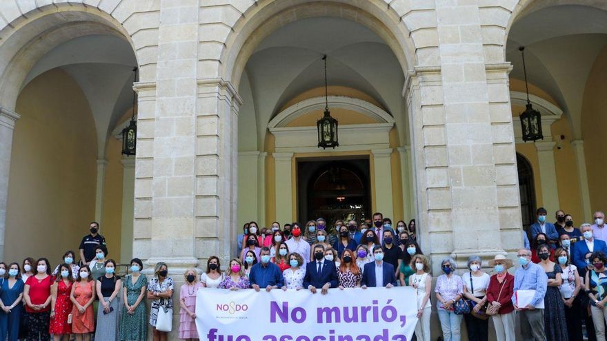 Un minuto de silencio por el asesinato machista de Rocío Caíz en el Ayuntamiento de Sevilla
