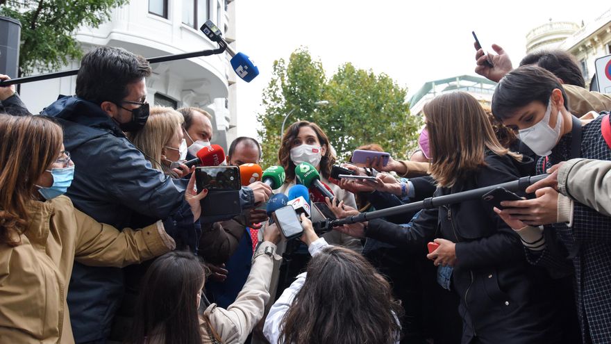 Ayuso en su "carajal": cede al calendario de Casado pero se lanza ya a la batalla para liderar el PP de Madrid