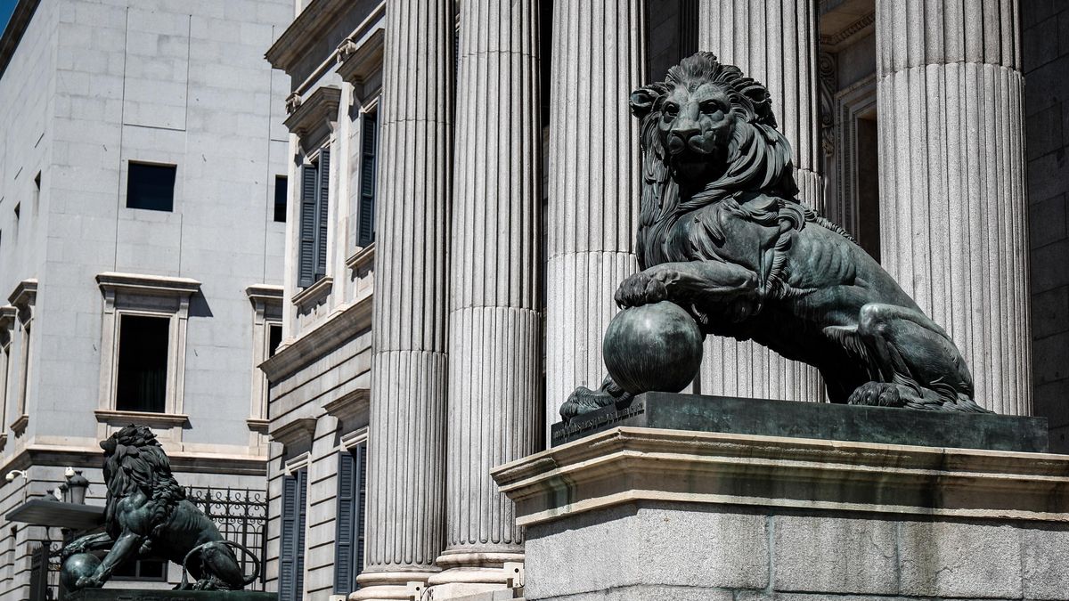 Archivo - Fachada del Congreso de los Diputados de Madrid con sus emblemáticos leones.