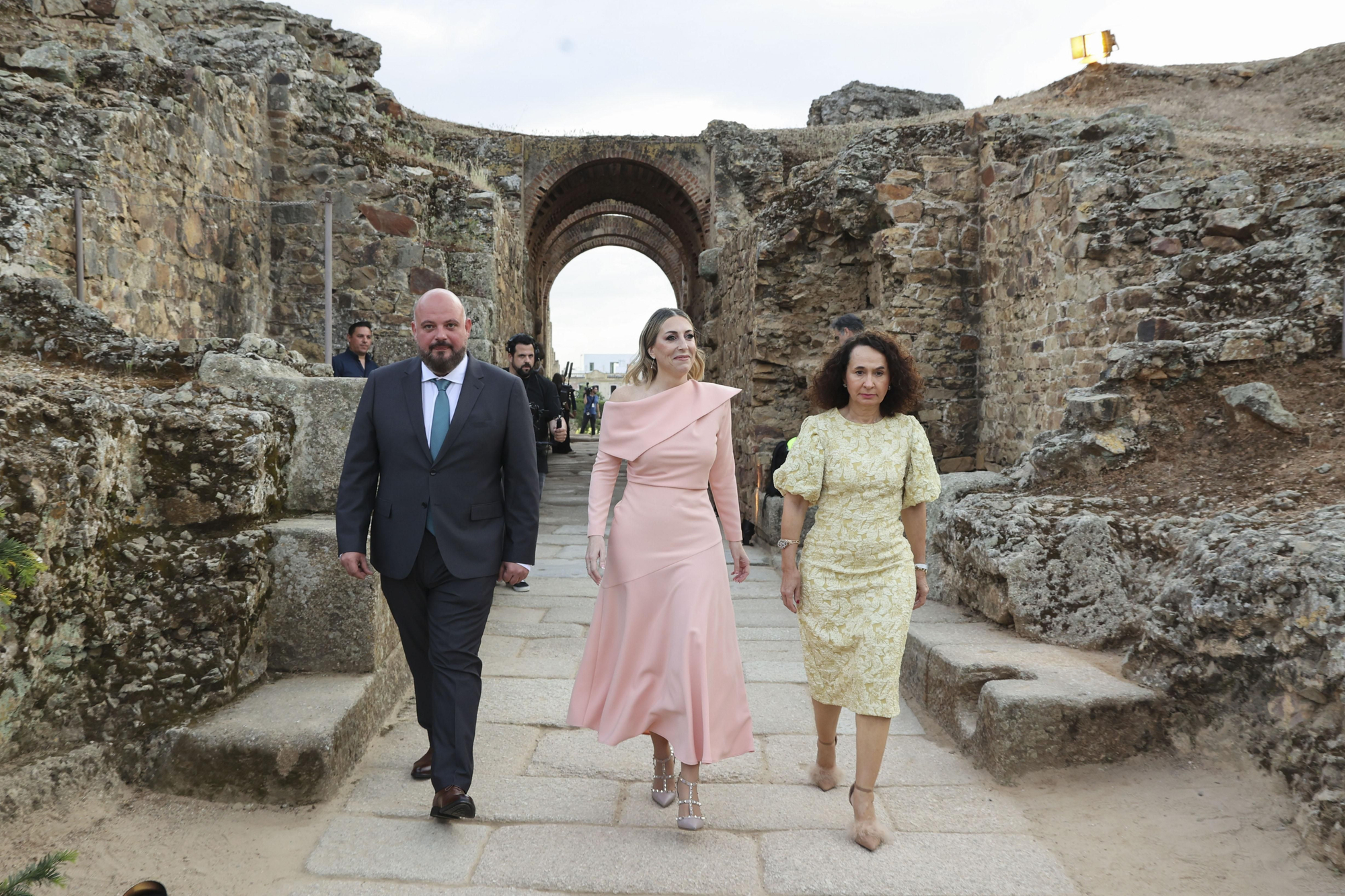 María Guardiola hace su entrada en el Anfiteatro Romano de Mérida.
