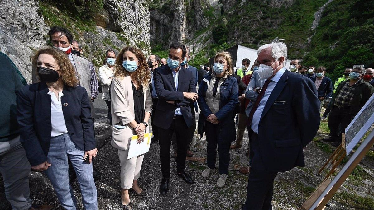 El secretario general de Infraestructuras del Ministerio de Transportes, Movilidad y Agenda Urbana (Mitma), Sergio Vázquez, visita junto a las delegadas del Gobierno en Cantabria y Asturias y otras autoridades el Desfiladero de la Hermida