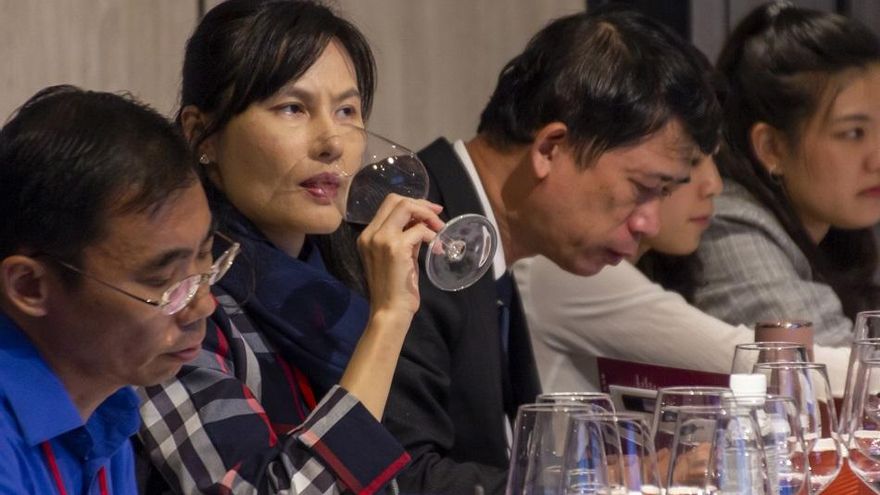 Catadores probando vinos de la DO