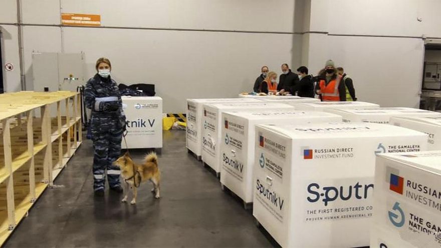 Sputnik V: la segunda tanda de 300 mil dosis llegará el sábado desde Moscú