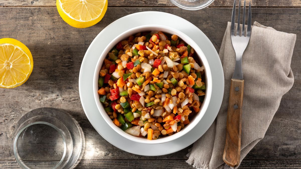 Ensalada de legumbres, una buena opción para aumentar la proteína en tu alimentación