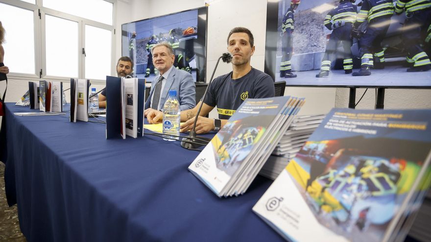 Durante la presentación de la guía de prevención de riesgo eléctrico para bomberos en siniestros de coches ecológicos