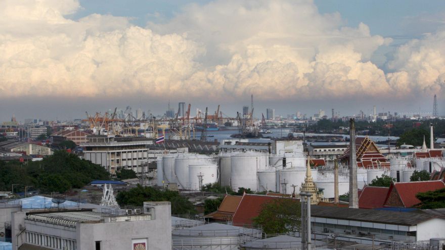 Imagen de archivo de una refinería de petróleo. EFE/Barbara Walton