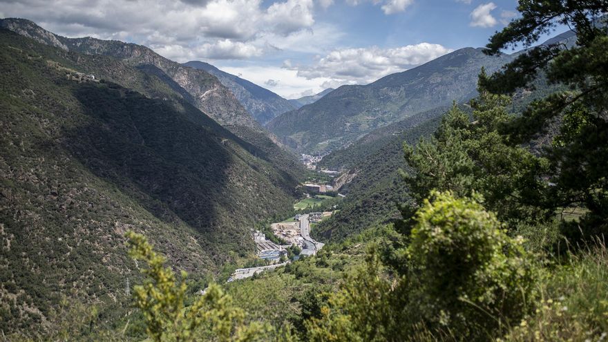 La frontera entre Andorra y España, vista desde una de las pistas usadas por los contrabandistas.