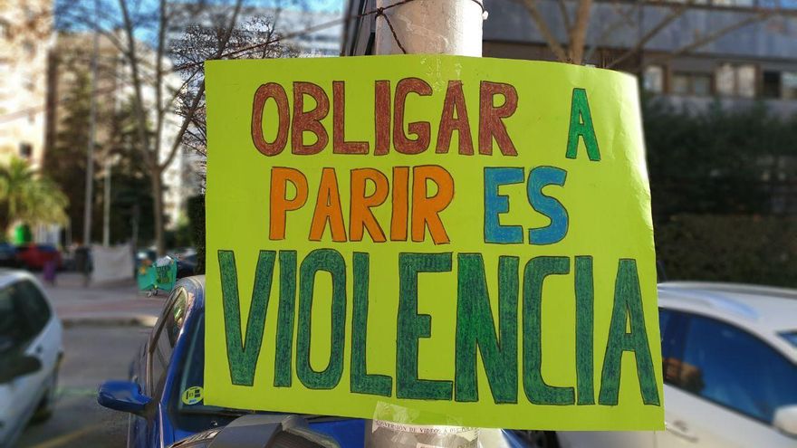 Una de las pancartas que circundaban la clínica en la convocatoria de 2020