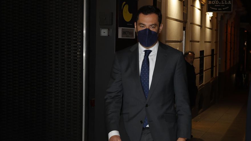 El presidente de la Junta de Andalucía y del Partido Popular de Andalucía, Juan Manuel Moreno Bonilla, a su llegada a la reunión con el presidente del PP, Pablo Casado, y el resto de los barones del partido, este miércoles en la sede de Génova