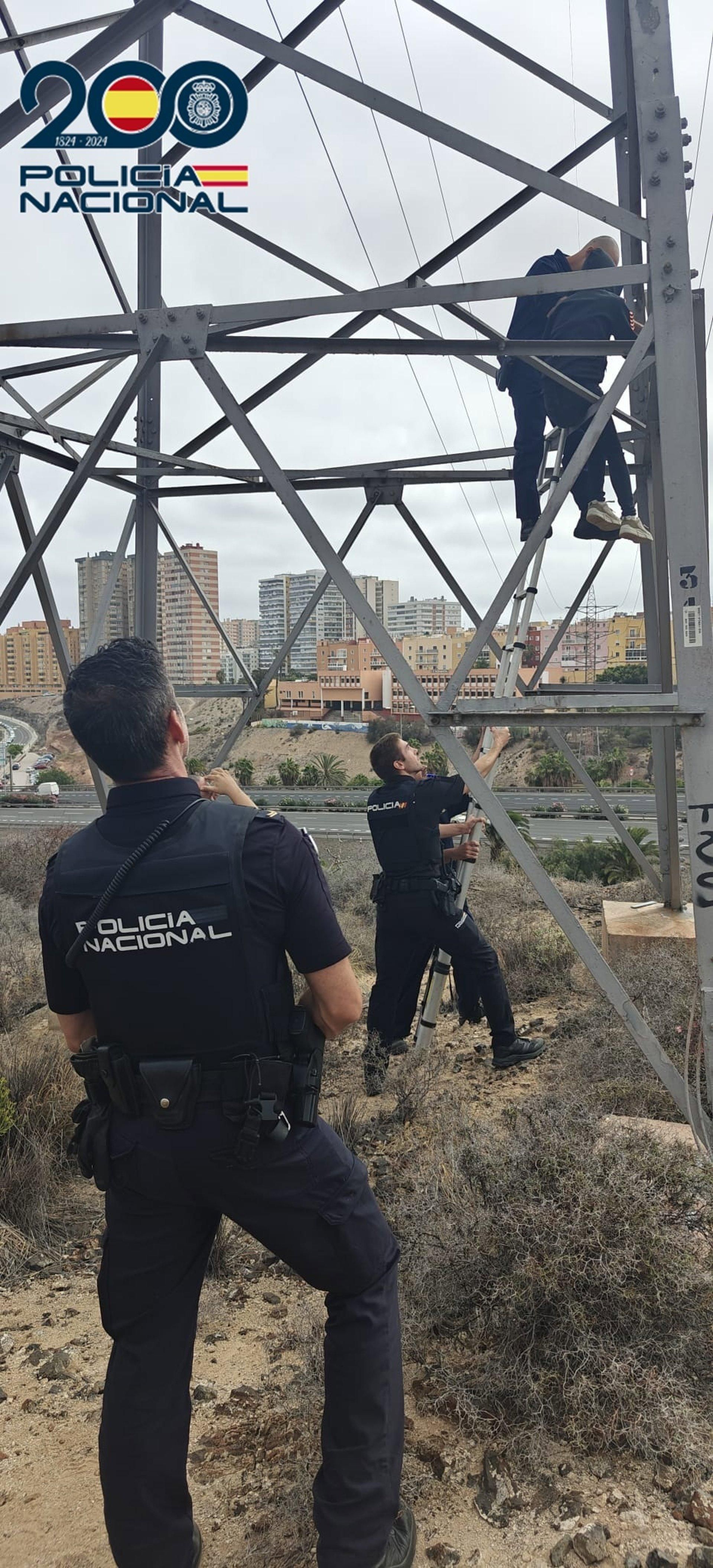 Rescate de una mujer subida a una torreta eléctrica.
