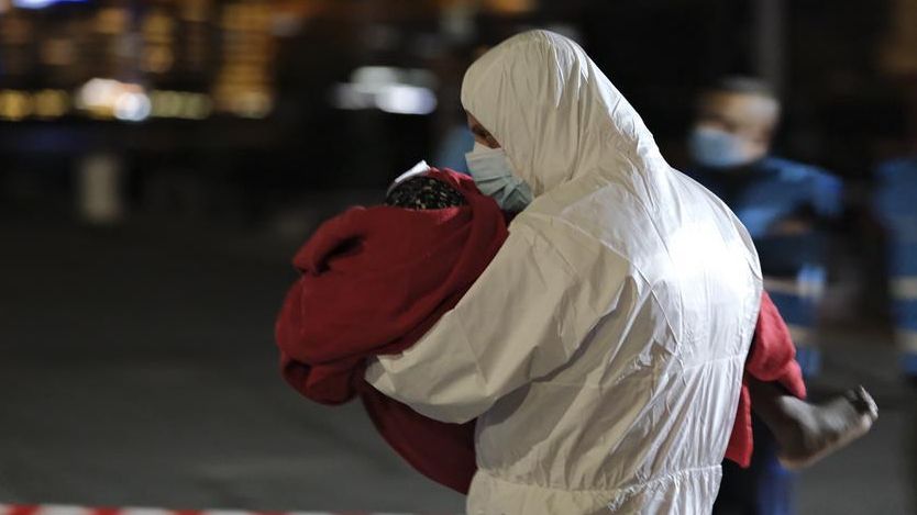 Una de las menores que viajaban en la patera en la que falleció el pequeño rumbo a Canarias