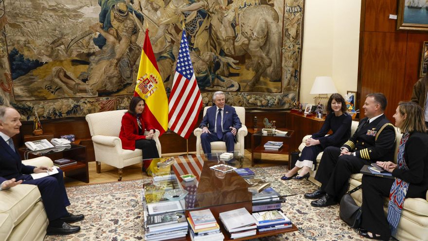 Robles niega que el Gobierno vaya a autorizar el uso de las bases de Rota y Morón: "EEUU sabe que no es verdad"