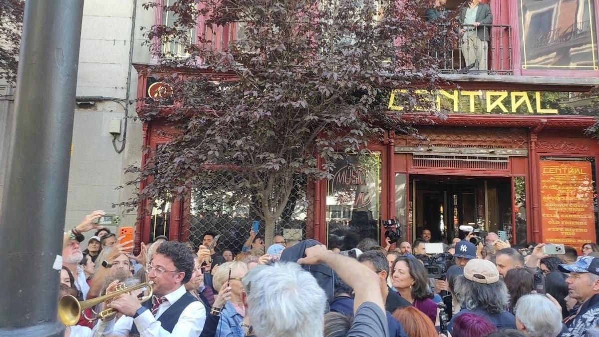 El momento en el que la banda ha dejado el Café Central para irse con la música a otra parte, seguida de una multitudinaria comitiva de vecinos de Madrid.