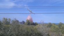 Medios aéreos trabajan en las tareas de extinción del fuego en El Poble Nou de Benitatxell