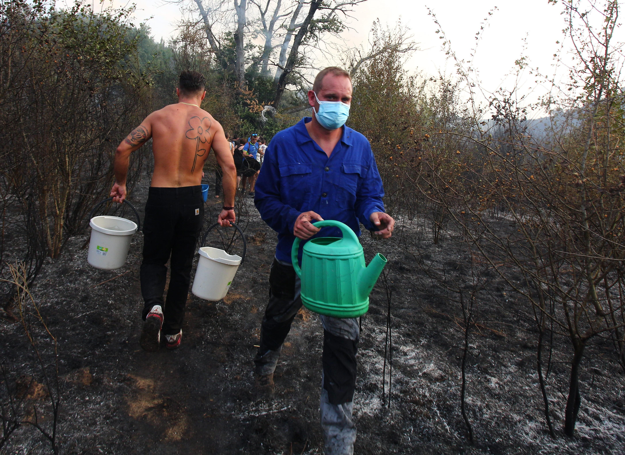 Así lucharon contra el fuego los vecinos de Molinaseca