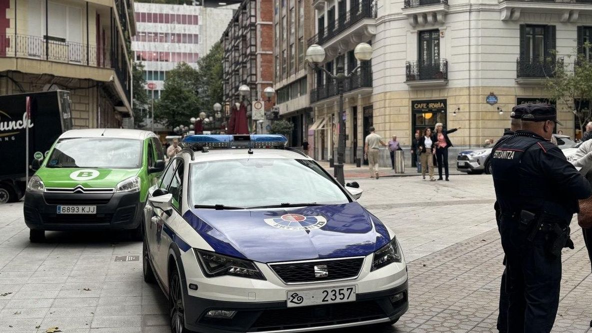 Una patrulla de la Ertzaintza, en Bilbao