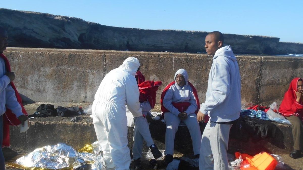 Los GEAS encuentran el cadáver del varón subsahariano desaparecido en el naufragio mortal de la patera