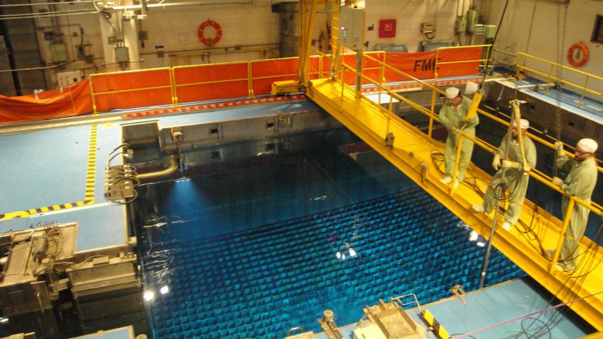 PSOE y Unidas cargan contra la visita de Ayuso a Extremadura: "Que se lleve la basura nuclear a Madrid"