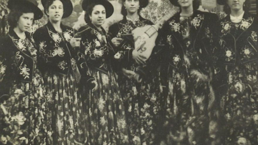Mujeres vestidas de carnaval. S.f. Alhambra (Ciudad Real). Fondo Los Legados de la Tierra. Archivo de la Imagen de Castilla-La Mancha.