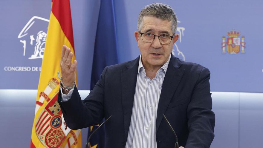 El portavoz socialista, Patxi López da una rueda de prensa en el marco de la reunión semanal de la Junta de Portavoces en el Congreso de los Diputados, este martes.