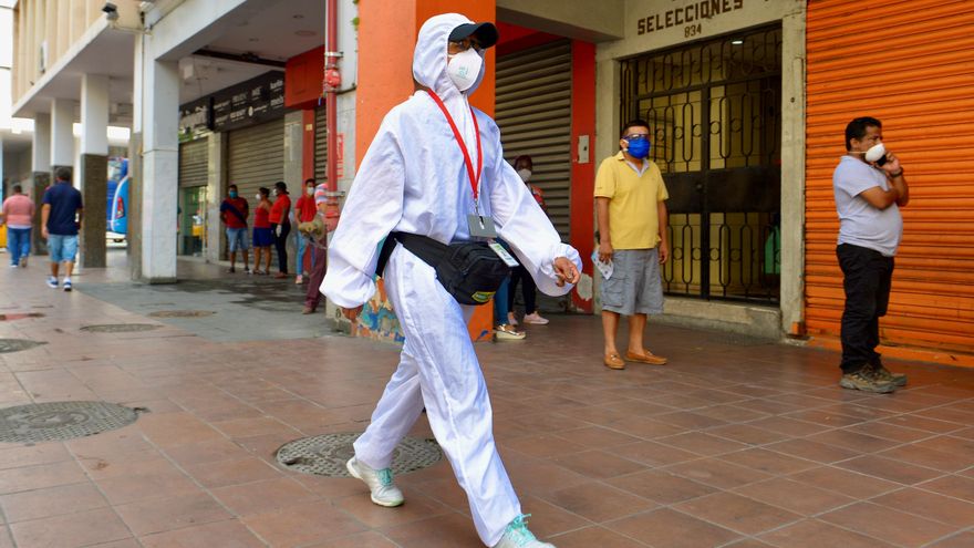 Vista de una persona con tapabocas, mientras camina en la ciudad de Guayaquil (Ecuador), en una fotografía de archivo. EFE/Marcos Pin