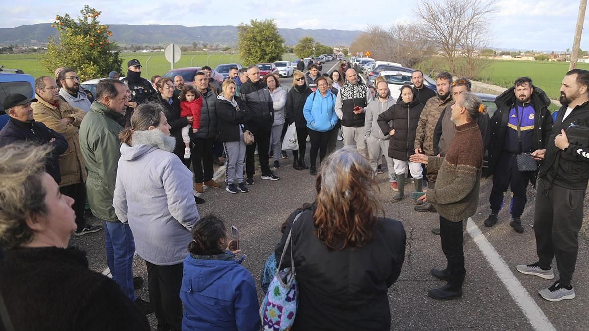 Vecinos esperando órdenes de la Policía Nacional para poder entrar en sus casas