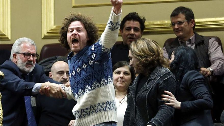 Un detenido tras ser desalojado del Congreso durante el pleno de desahucios