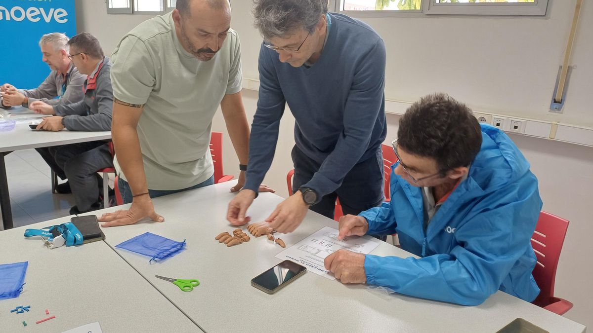 Fundación Moeve y Ayúdame 3D impulsan un voluntariado de creación de prótesis de manos para personas con discapacidad