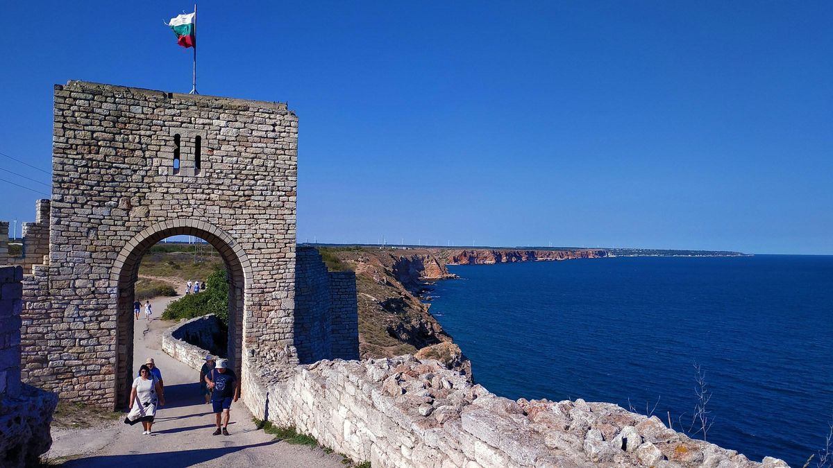 Las paredes verticales caen directamente al mar, esculpidas por el oleaje que ha labrado cueva-túneles y arcos naturales a lo largo de los siglos