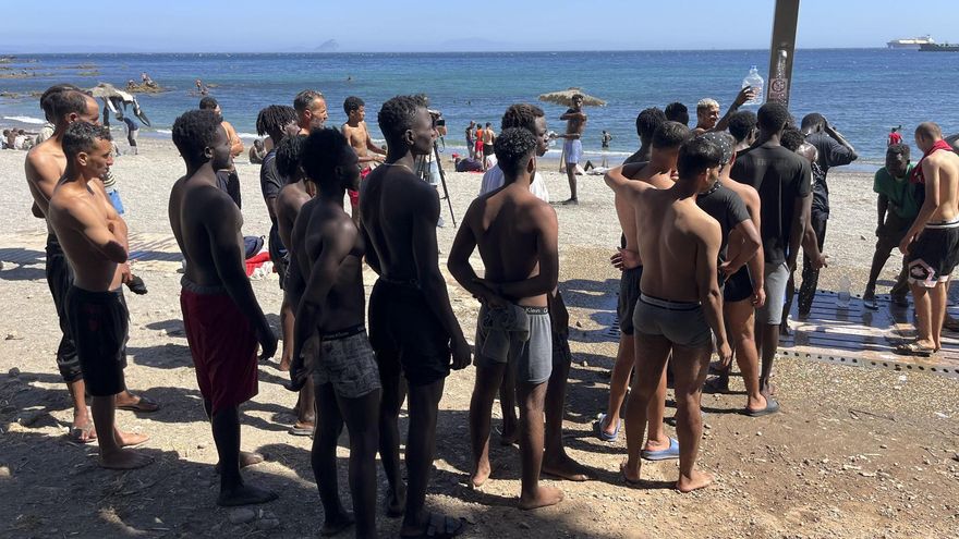 Los jóvenes inmigrantes que duermen en la calle hacen cola para ducharse en la playa del Trampolín, tras acceder a Ceuta el pasado jueves durante la entrada masiva por el espigón fronterizo protagonizada por más de 70.000 personas. EFE/ Reduan