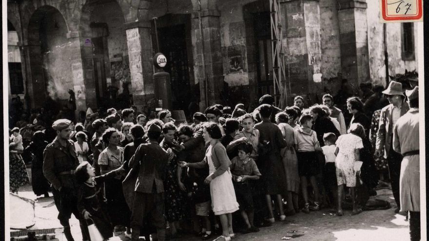 "Intendencia repartiendo víveres".