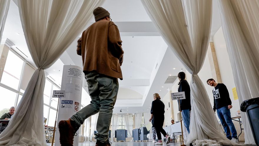 Los votantes emiten su voto en el distrito electoral de Fulton County Park Tavern el día de las elecciones en Atlanta, Georgia, EEUU, el 5 de noviembre de 2024.