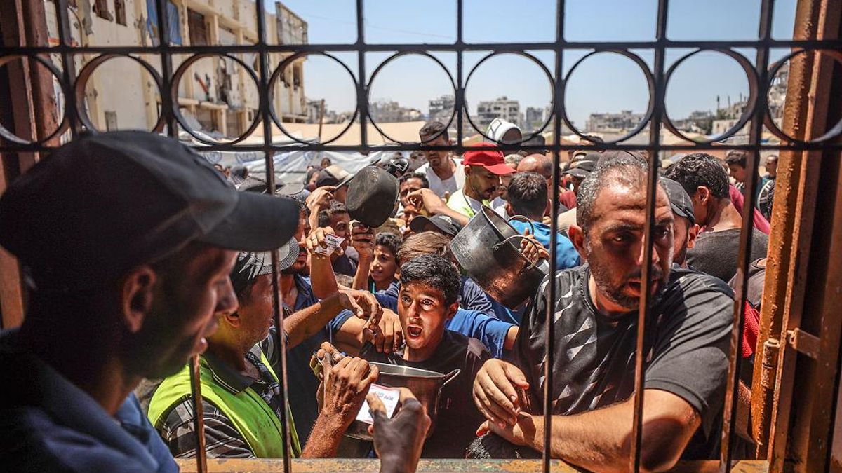 Un grupo de palestinos en la cola de un punto de distribución de comida en Ciudad de Gaza el 18 de julio.