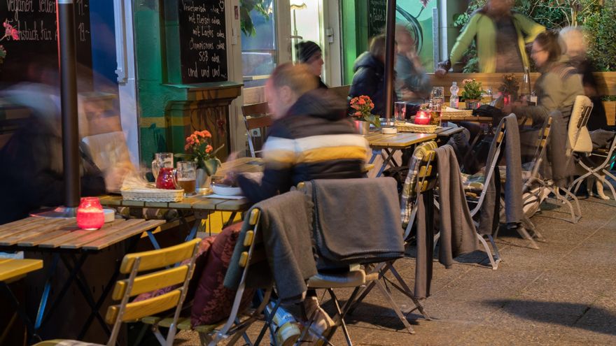 Clientes en la terraza de una cafetería en Berlín. EFE/EPA/ALEXANDER BECHER