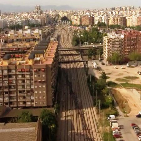 Acceso ferroviario sur. Al fondo, la estación del Norte. (Fte. VPC 2010)