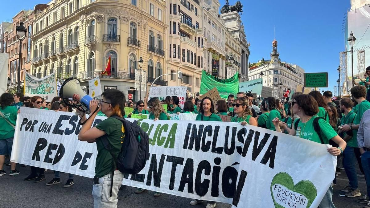 La Marea Verde clama ante la Consejería de Educación en el segundo día de una huelga histórica: "La pública está en lucha"