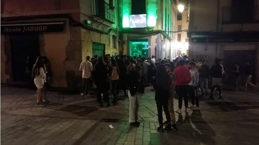 Haciendo cola para acceder en la madrugada de este viernes a un pub del Barrio Húmedo de León.