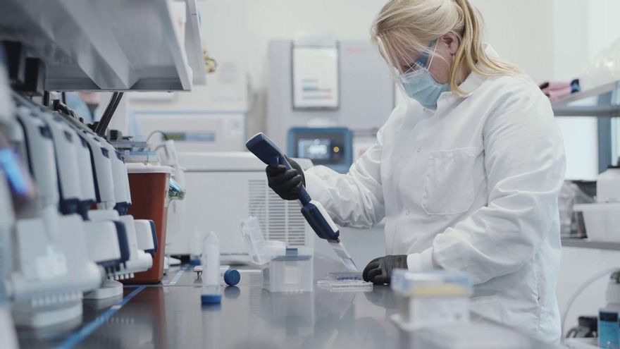 Una científica trabaja en el laboratorio en el que Moderna desarrolló la vacuna contra la COVID