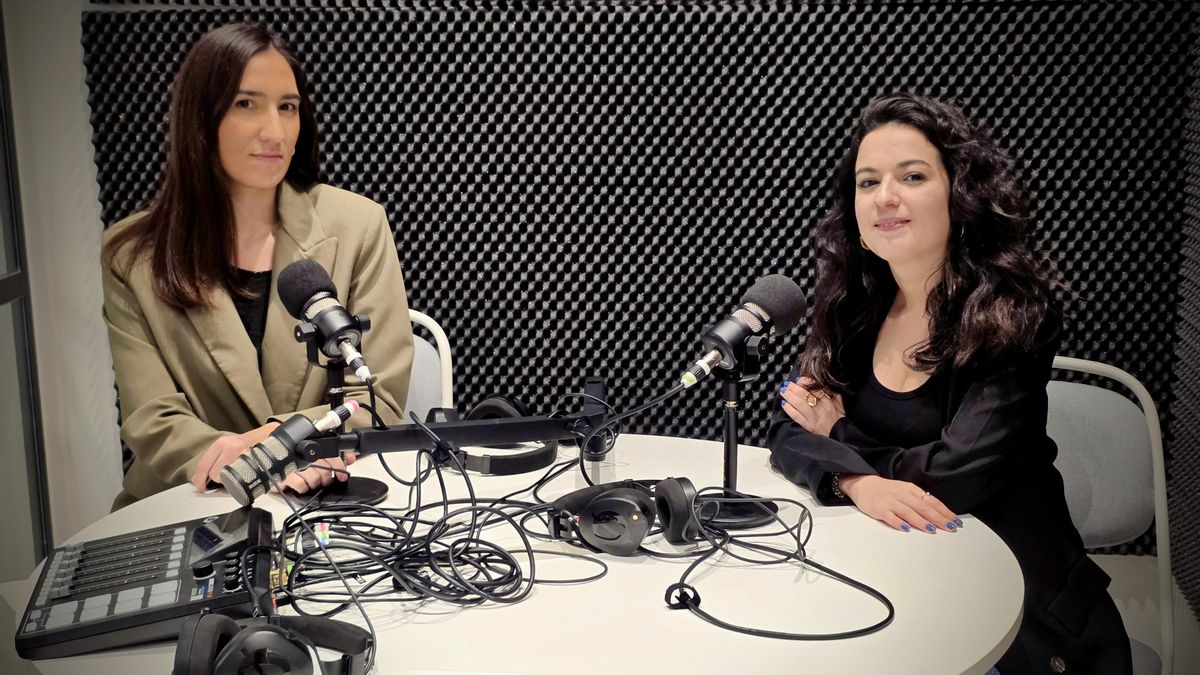 De izquierda a derecha, las periodistas Laura Martínez y María Palau, en la redacción de elDiario.es.