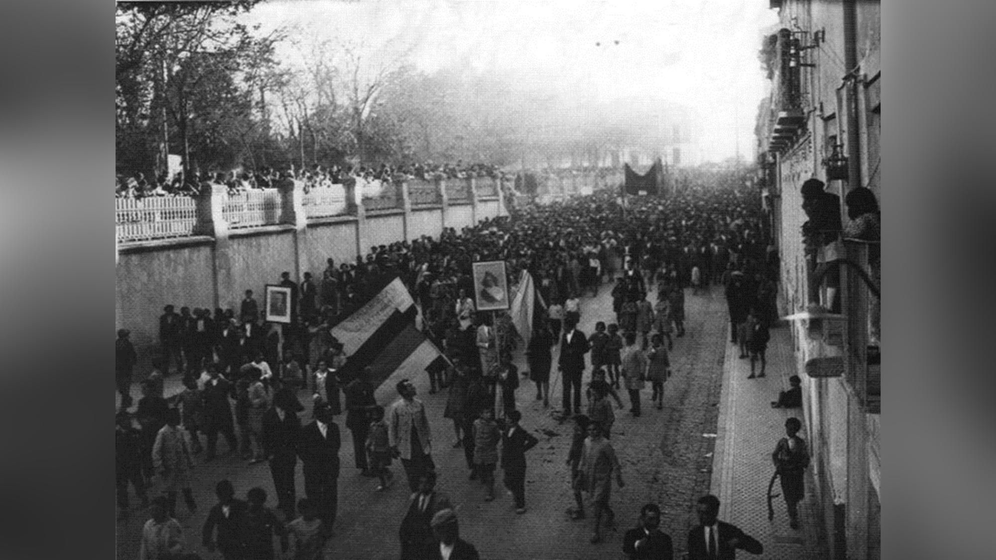 Manifestación celebrando el triunfo republicano en Guadalajara el 15 de abril de 1931 a su paso por la calle conocida hoy como La Carrera