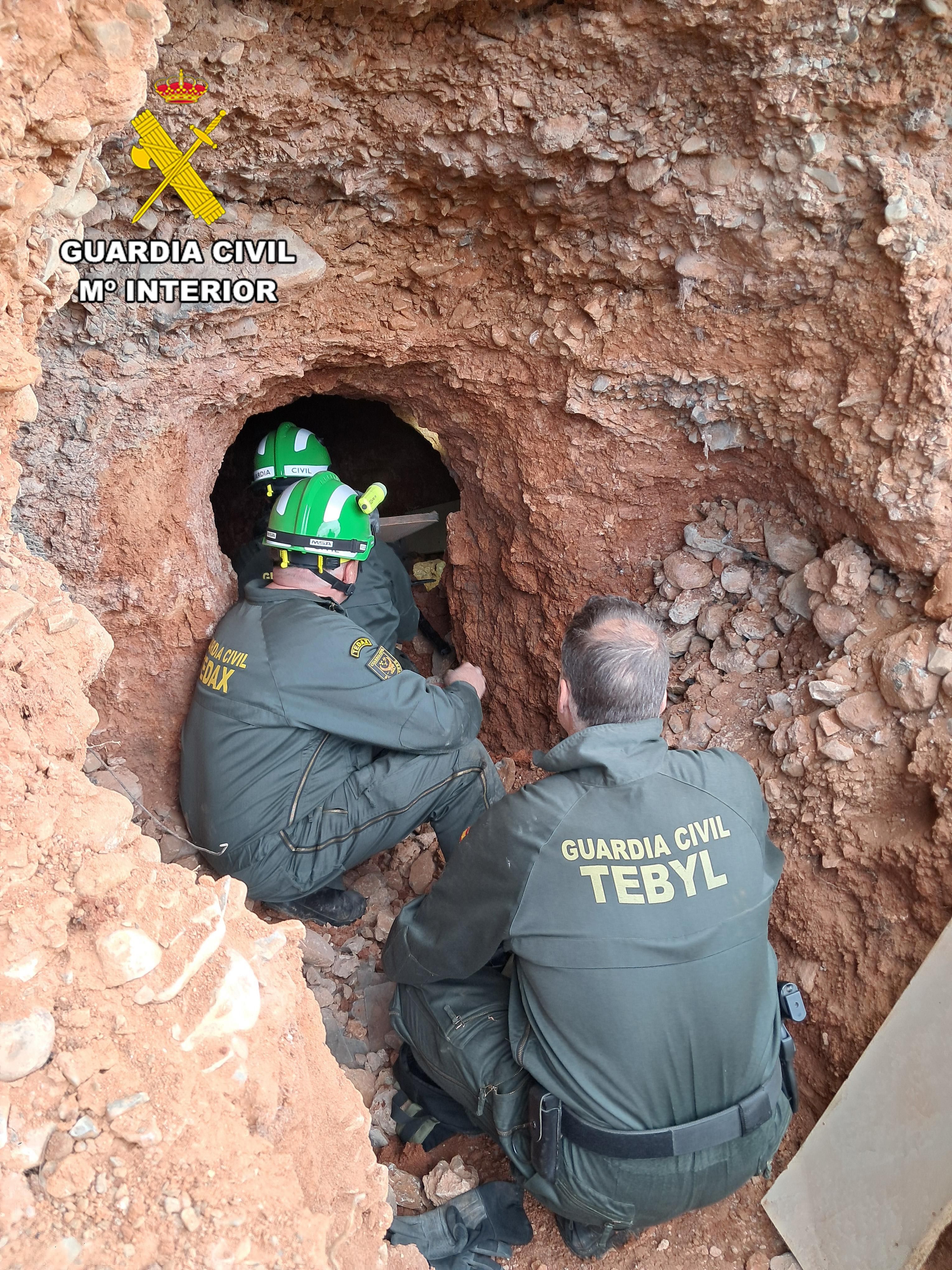 Los agentes en el lugar donde se encontraron los artefactos