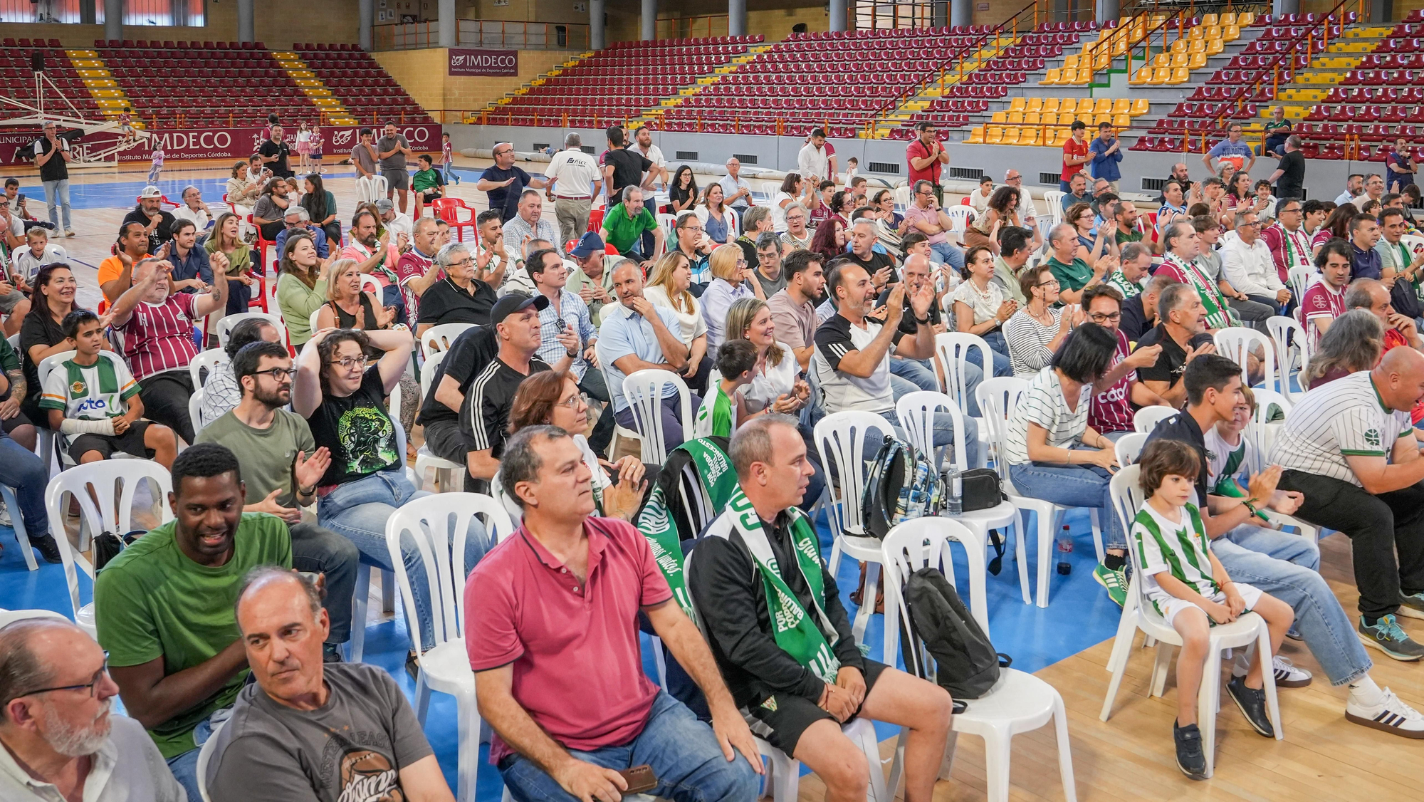 Aficionados del Coto Córdoba celebran frente a la pantalla gigante el ascenso de categoría