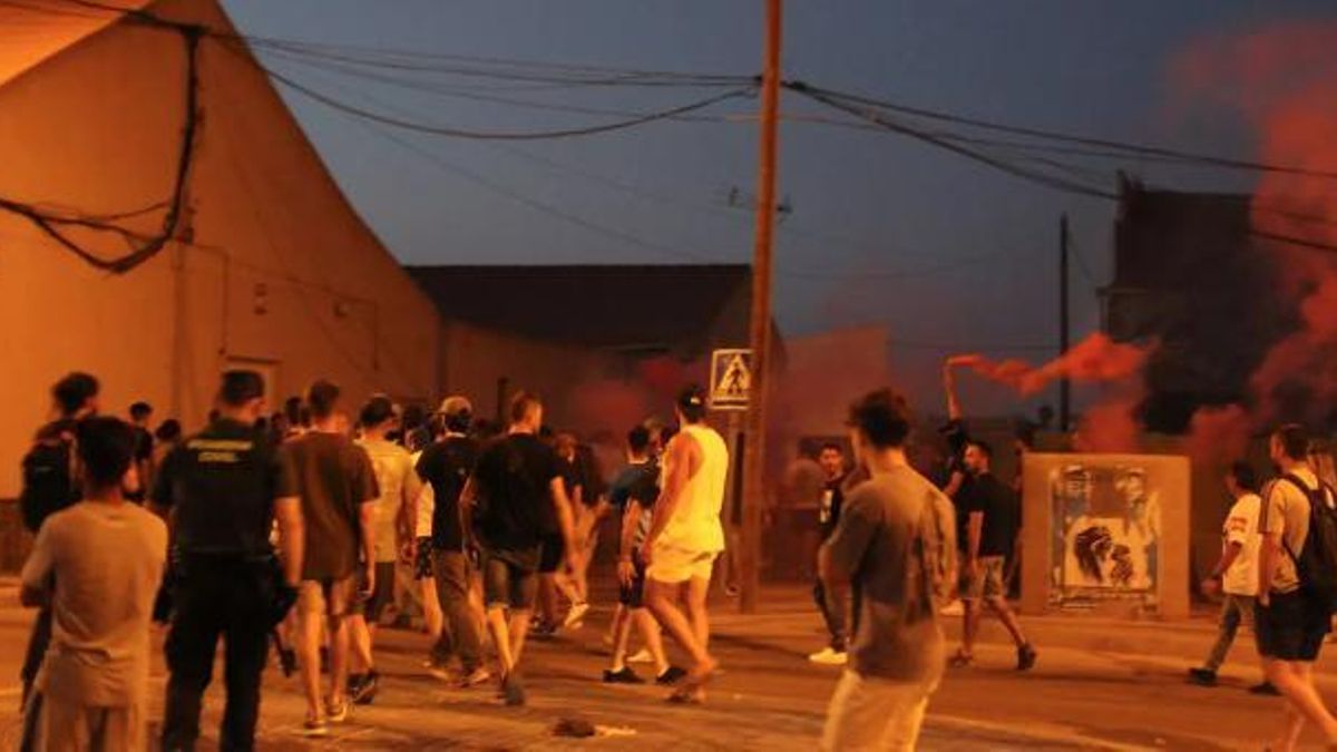 Grupos de ultras desencajados andan por Torre Pacheco al anochecer en busca de migrantes. Ags