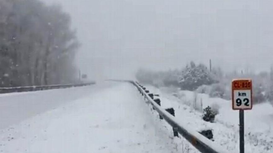 Estado de la carretera autonómica CL-626 en las proximidades de La Robla. / Foto @MayoJos