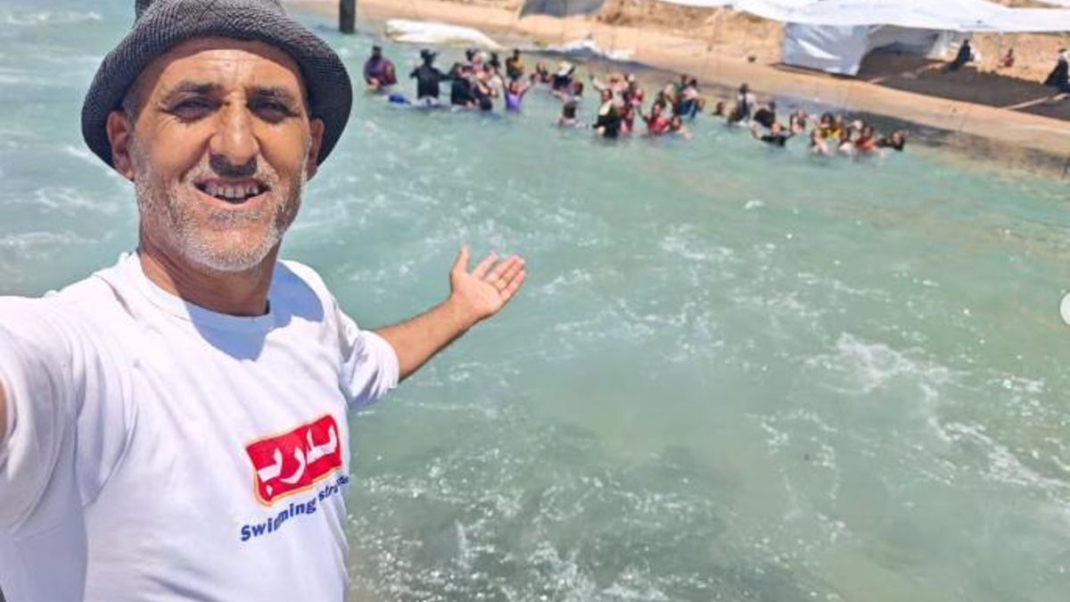 Amjed Tantesh se hace una foto durante una clase de natación.
