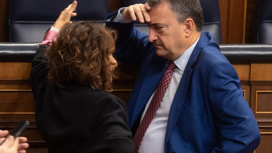 PSOE, PNV y Junts pactan sin Sumar tumbar el impuesto especial a las eléctricas y hacer permanente el de la banca