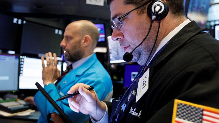 Wall Street abre verde y el Dow Jones sube 0,35 % pese a datos económicos