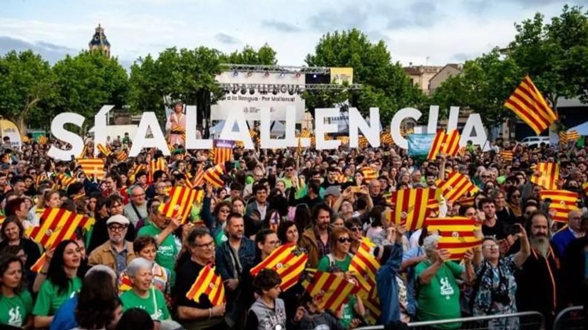 Miles de personas acuden a la llamada de la Obra Cultural Balear (OCB) y de Joves de Mallorca per la Llengua para celebrar la Diada per la Llengua en mayo de 2025
